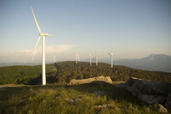 Bask Ülkesinin Dağlarındaki Rüzgar Jeneratörleri — Stok fotoğraf