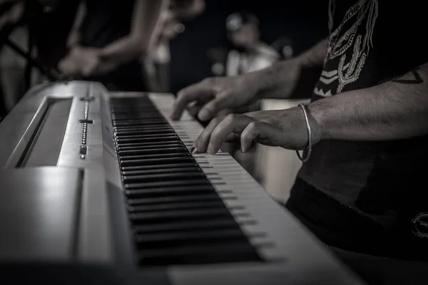 Gros Plan Des Mains Homme Jouant Piano Niveaux Gris — Photo