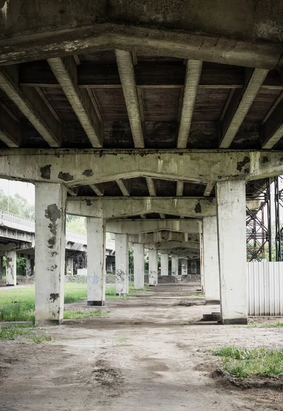 Die Alten Verwitterten Steinsäulen Unter Einer Brücke — Stockfoto