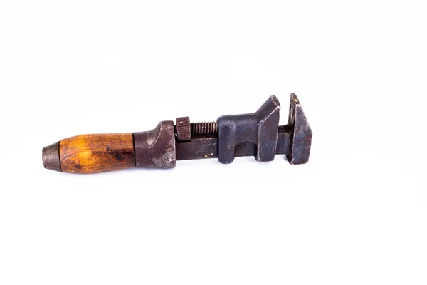 Ein Antiker Rostiger Klempnerschlüssel Mit Holzgriff Isoliert Auf Weißem Hintergrund — Stockfoto