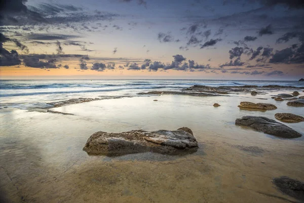 Ein Schöner Blick Auf Eine Ruhige See Auf Dem Hintergrund — Stockfoto