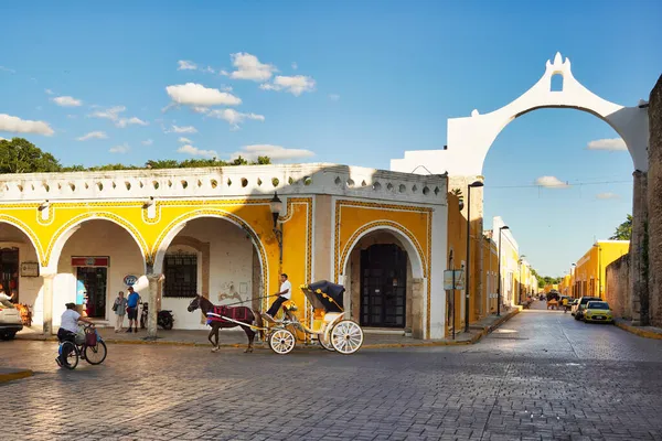 Meksika Nın Izamal Şehrinde Sarı Binalar Eski Kemer Kaldırım Taşı — Stok fotoğraf