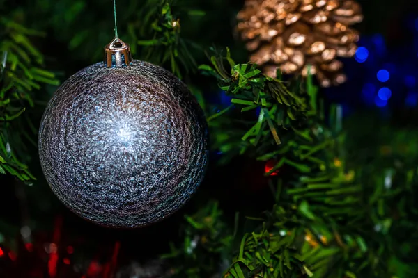 Noel Ağacında Asılı Renkli Bir Süsleme Noel Yeni Yıl Konsepti — Stok fotoğraf