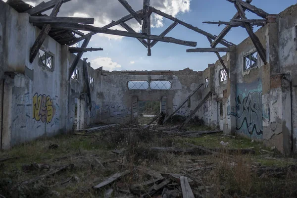 Ruiny Opuszczonego Budynku Ogrodzie Pod Błękitnym Niebem — Zdjęcie stockowe