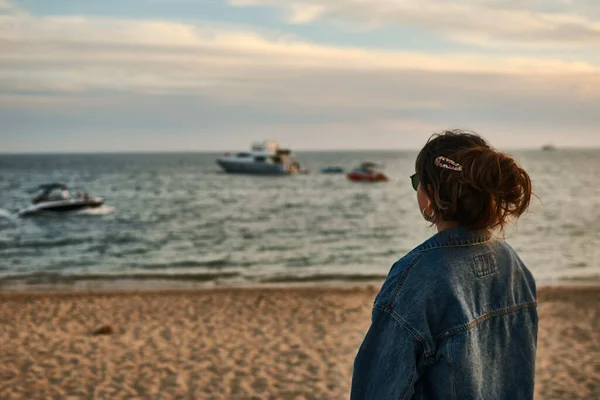 Een Vrouw Die Geniet Van Het Prachtige Uitzicht Boten Die — Stockfoto