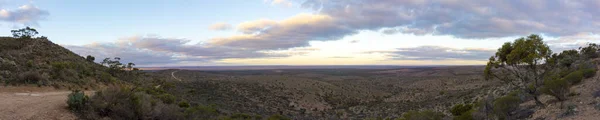 美しい空と谷のパノラマのショット — ストック写真