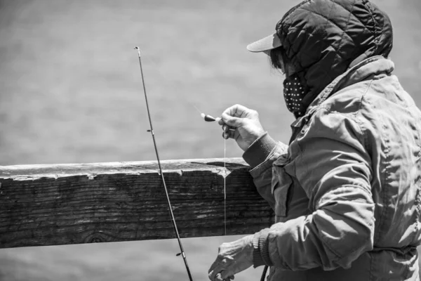 Primer Plano Una Mujer Arreglando Caña Pescar —  Fotos de Stock