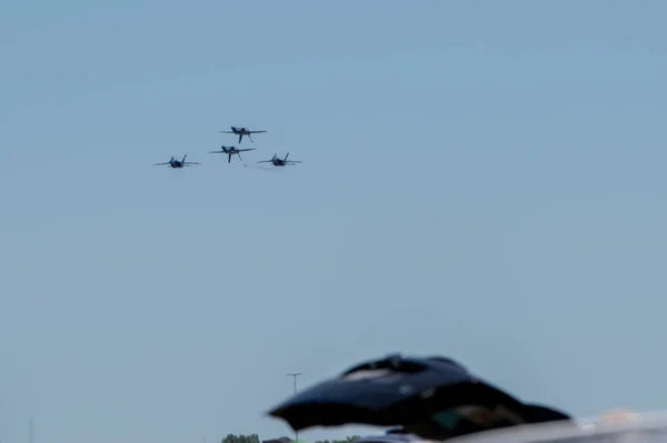 Grupo Aviones Voladores Contra Cielo Azul —  Fotos de Stock