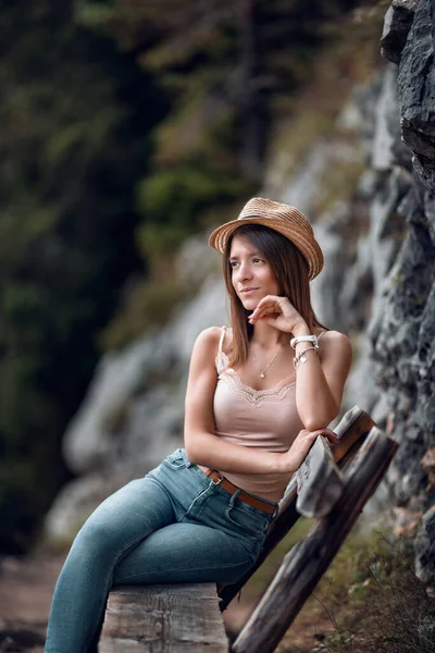 Foco Superficial Uma Mulher Caucasiana Posando Parque Com Fundo Embaçado — Fotografia de Stock