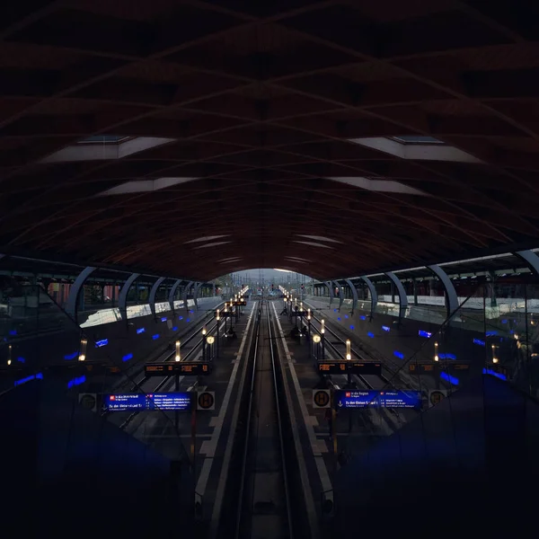 Pusta Stacja Kolejowa Wieczorem — Zdjęcie stockowe