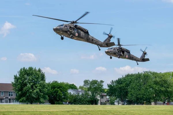 Par Helicópteros Militares Voando Acima Base Aérea Dos Eua — Fotografia de Stock