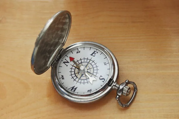 木製の表面にヴィンテージの懐中時計のクローズアップ — ストック写真