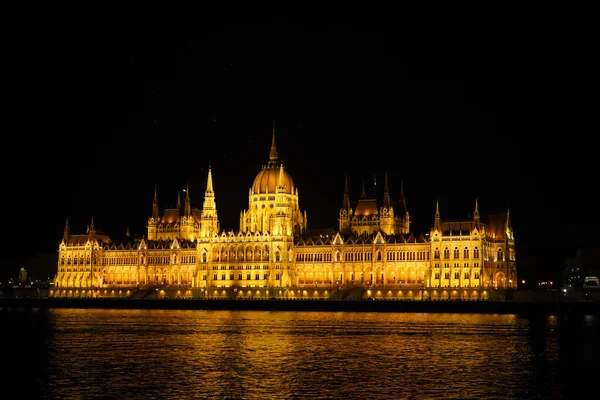 Edifício Iluminado Parlamento Noite Refletido Água Rio Danúbio Budapeste — Fotografia de Stock