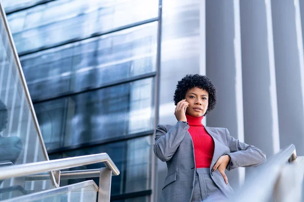 Een Jonge Afro Amerikaanse Zakenvrouw Aan Telefoon Een Bedrijfsgebouw — Stockfoto