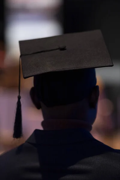 Sharp Σκιαγραφείται Σιλουέτα Των Αποφοίτων Μαύρο Αποφοίτηση Πλατεία Ακαδημαϊκό Καπέλο — Φωτογραφία Αρχείου