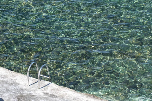 Hoog Zicht Een Metalen Ladder Die Leidt Naar Een Helder — Stockfoto