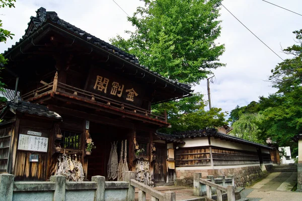 Une Vue Temple Japonais Près Grand Arbre — Photo