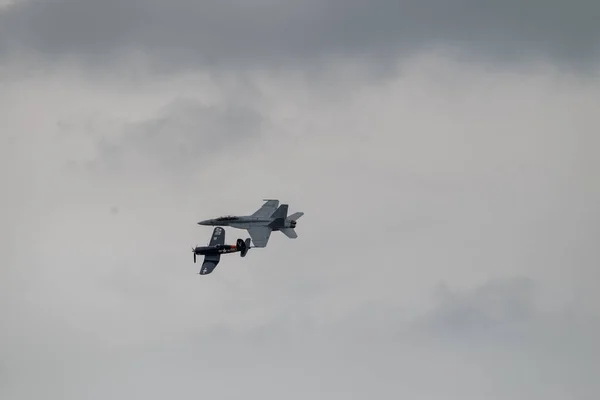 Кілька Літаючих Військових Літаків Проти Хмарного Неба — стокове фото