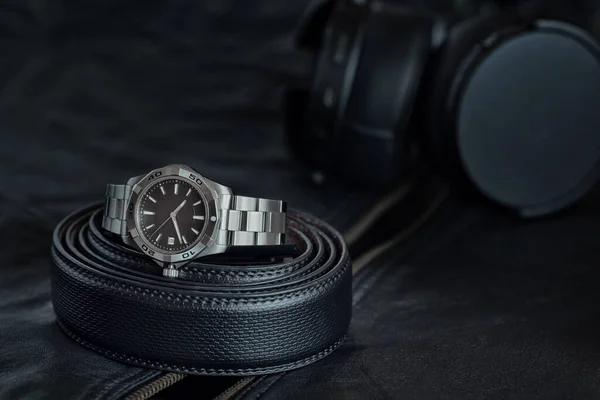 Primer Plano Elegante Reloj Cadena Plata Sobre Fondo Azul Oscuro —  Fotos de Stock