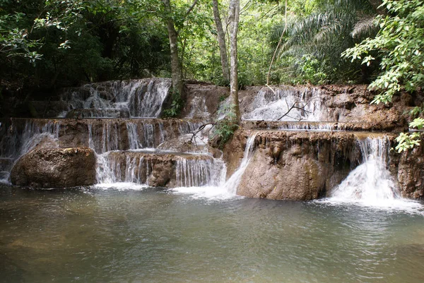 Schöne Aufnahme Eines Wasserfalls Inmitten Eines Waldes Bonito Brasilien — Stockfoto