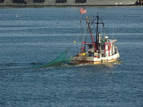 在海里挂着美国国旗的渔船 — 图库照片