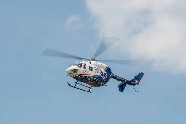 Ein Fliegender Hubschrauber Vom Typ N124Am Vor Strahlend Blauem Himmel — Stockfoto