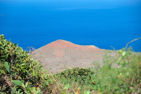 Mavi Atlantik Okyanusu Nun Önündeki Kırmızı Yanardağ Yeşil Bitkilerin Seçici — Stok fotoğraf