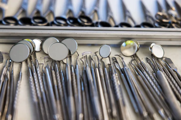 Primer Plano Los Instrumentos Dentales Sobre Mesa —  Fotos de Stock