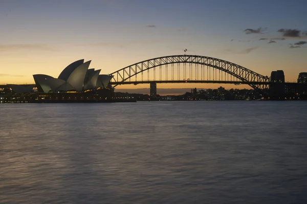 澳大利亚日落时一座海港桥和歌剧院的迷人景色 — 图库照片