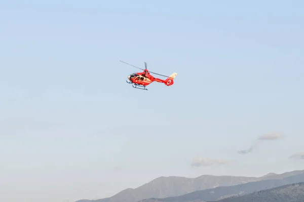 Cartisoara Roménia Outubro 2021 Helicóptero Emergência Hekiocopter Smurd Vermelho Voador — Fotografia de Stock