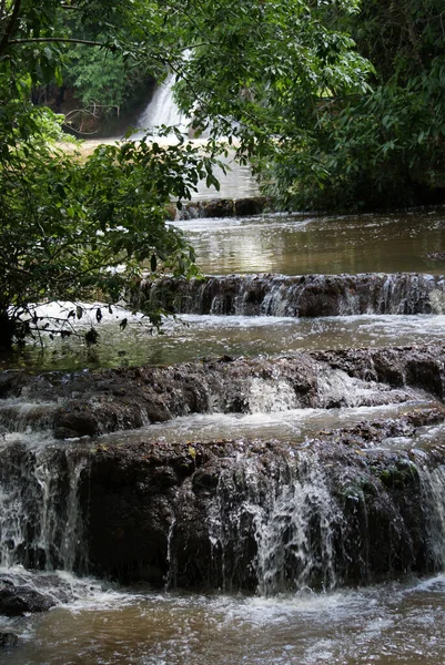 Schöne Aufnahme Eines Wasserfalls Inmitten Eines Waldes Bonito Brasilien lizenzfreie Stockbilder