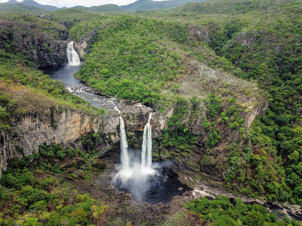 Una vista aérea de las cascadas en el Parque Nacional Chapada dos