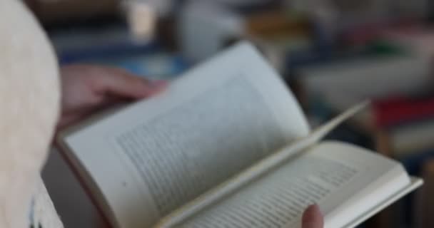 Kütüphanedeki Bir Kitabın Yakın Plan Görüntüsü — Stok video