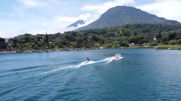 Wakeboarder Surfing Boat Aerial View Wakeboarding — Vídeo de Stock