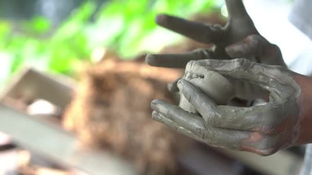 Închideți Mâinile Unui Făcând Bucată Lut — Videoclip de stoc