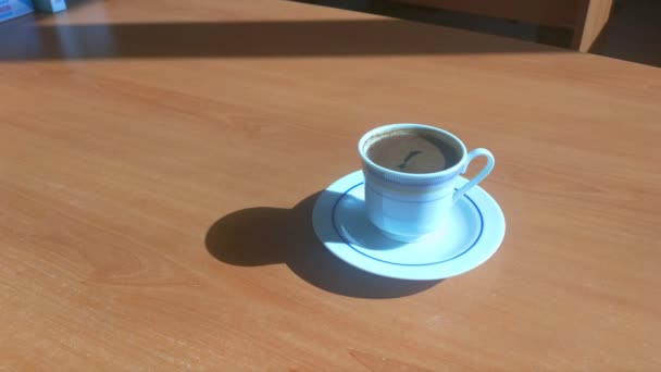 Taza Café Periódico Mesa Madera — Vídeo de stock