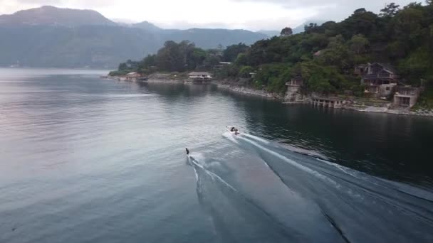 Wakeboarder Surfar Atrás Barco Vista Aérea Wakeboarding — Vídeo de Stock