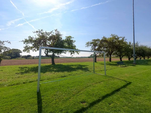 Foto Van Voetbal Doel Een Groene Gras Speeltuin Met Bomen — Stockfoto