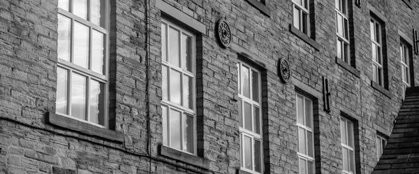 Eine Graustufenaufnahme Der Fassade Eines Gebäudes Mit Fenstern — Stockfoto