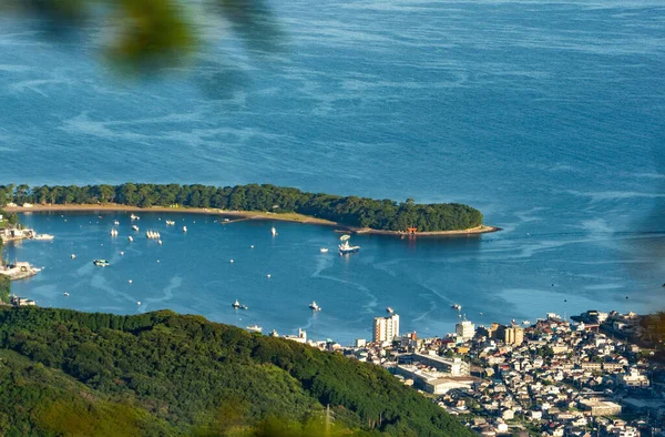 Αεροφωτογραφία Τοπίου Ενός Όμορφου Νησιού Που Περιβάλλεται Από Βάρκες Και — Φωτογραφία Αρχείου