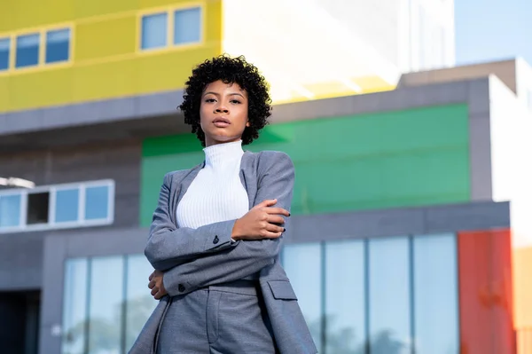 Een Koele Jonge Afro Amerikaanse Dame Met Krullend Haar Gekleed — Stockfoto