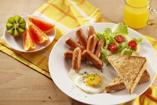 Крупный План Завтрака Сосисками Яйцом Салатом Тостами — стоковое фото