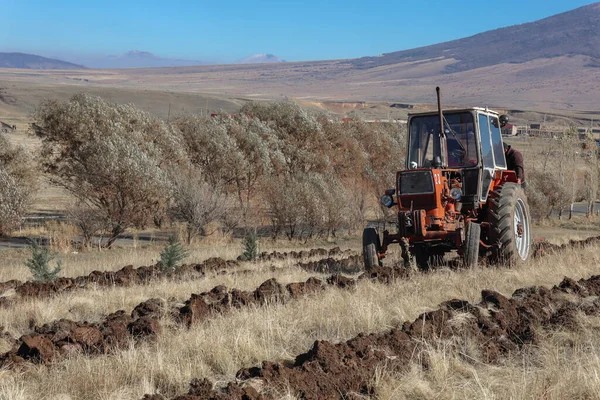 アルメニアでの植樹日 クレイジートラクター — ストック写真
