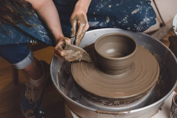 Vrouw Handen Werken Aardewerk Wiel Het Maken Van Een Pot — Stockfoto