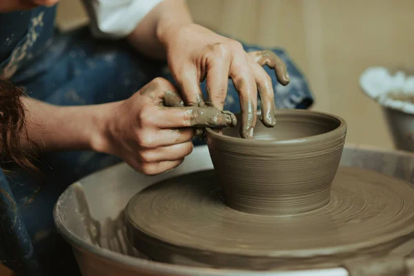 Vrouw Handen Werken Aardewerk Wiel Het Maken Van Een Pot — Stockfoto