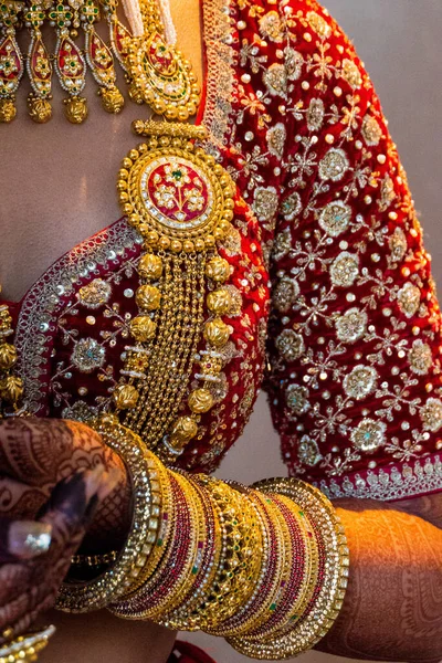 Вертикальный Снимок Индийской Невесты Традиционном Свадебном Платье Украшениях Хной Руках — стоковое фото