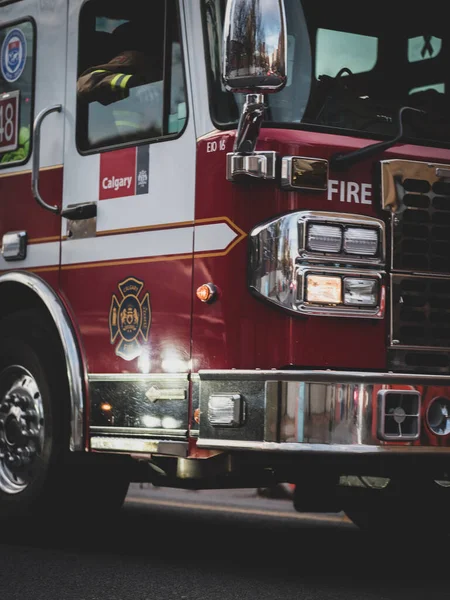 Vertikální Záběr Calgary Fire Department Jedoucí Podél Alberta Kanada — Stock fotografie