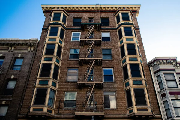 Low Angle Shot Residential Building Bright Sky — Stock Photo, Image