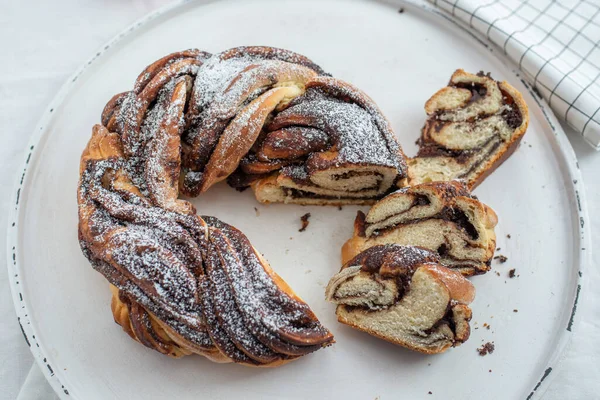 Una Vista Superior Pan Remolino Chocolate Pan Brioche Plato Blanco —  Fotos de Stock