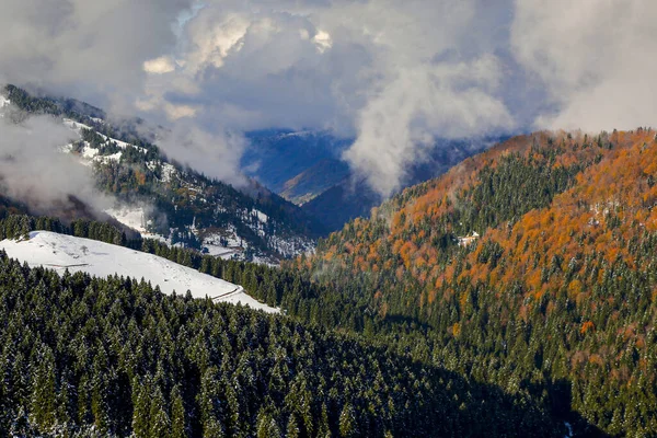 Eine Aufnahme Einer Bergkette Mit Einem Wald Herbstlichen Farben Übergang — Stockfoto